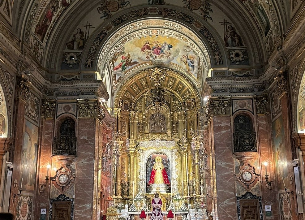 L'interno della Basilica della Macarena a Siviglia