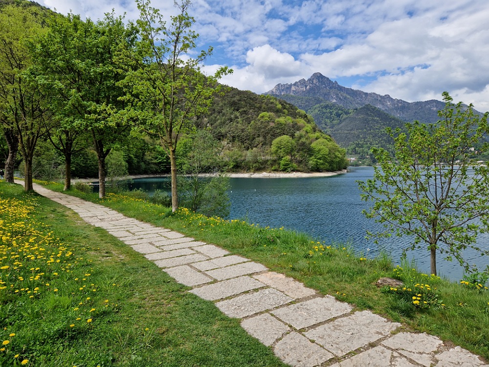 Sentiero e passeggiato attorno al Lago di Ledro in Trentino
