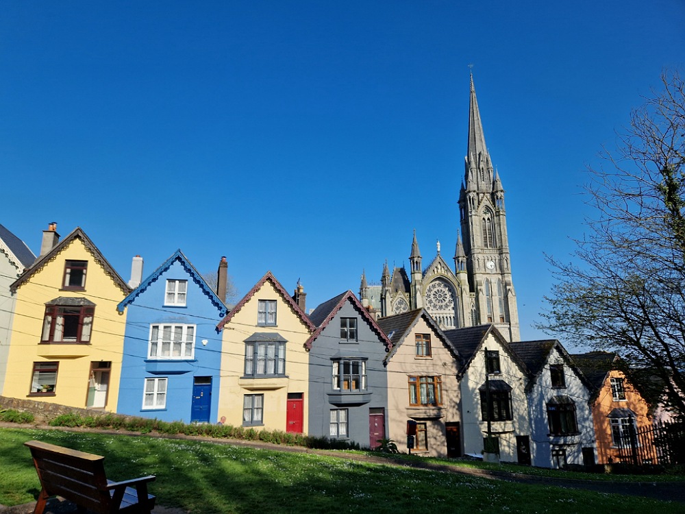 Le case colorate e la cattedrale di Cobh nei dintorni di Cork