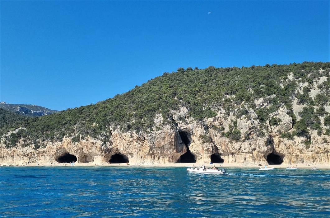 Spiaggia e grotte di Cala Luna: come arrivare ed escursioni