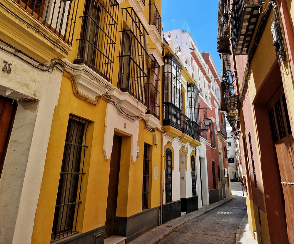Un vicolo del Barrio di Santa Cruz a Siviglia