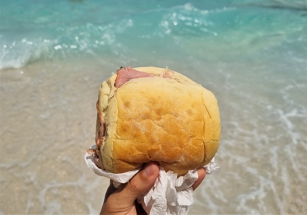 Un panino a Cala Mariolu nel Golfo di Orosei