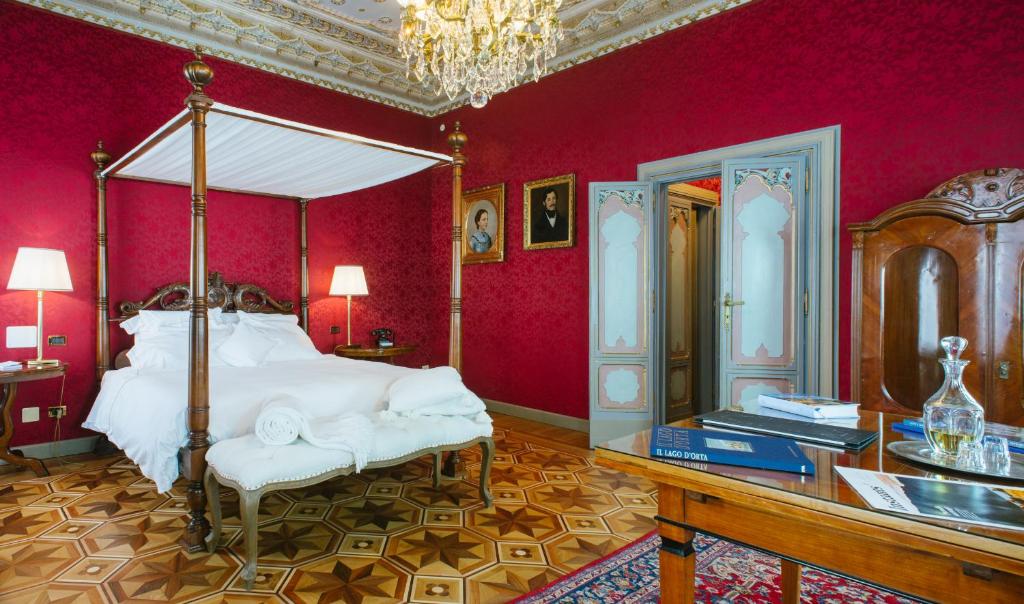 Un'elegante stanza di Villa Crespi sul Lago d'Orta