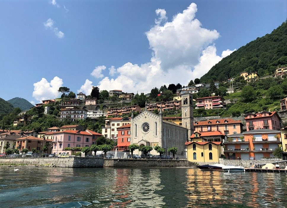 Argegno: il borgo visto dal lago di Como