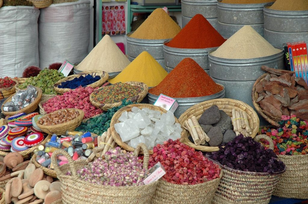 Un venditore di spezie nel Mellah di Marrakech