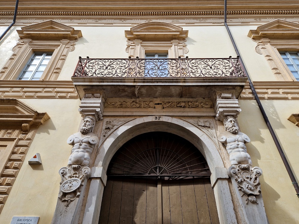 Cosa vedere a Crema: Palazzo Benzoni e biblioteca