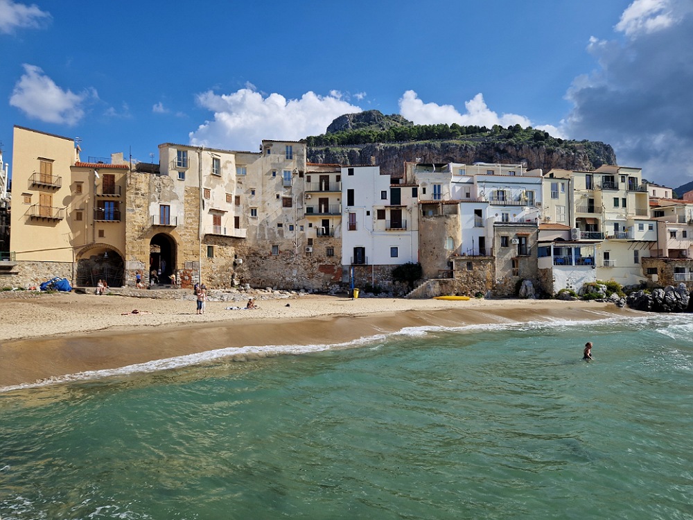 La spiaggia e il borgo di Cefalù vicino a Palermo