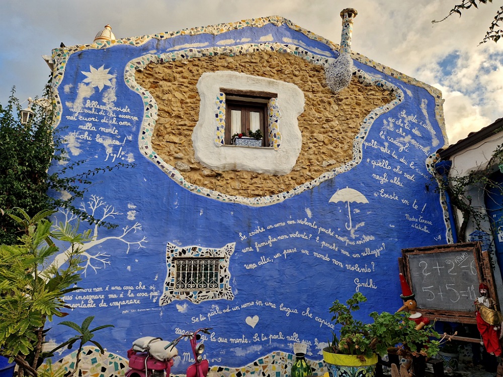 Frasi e murales: cosa vedere a Borgo Parrini
