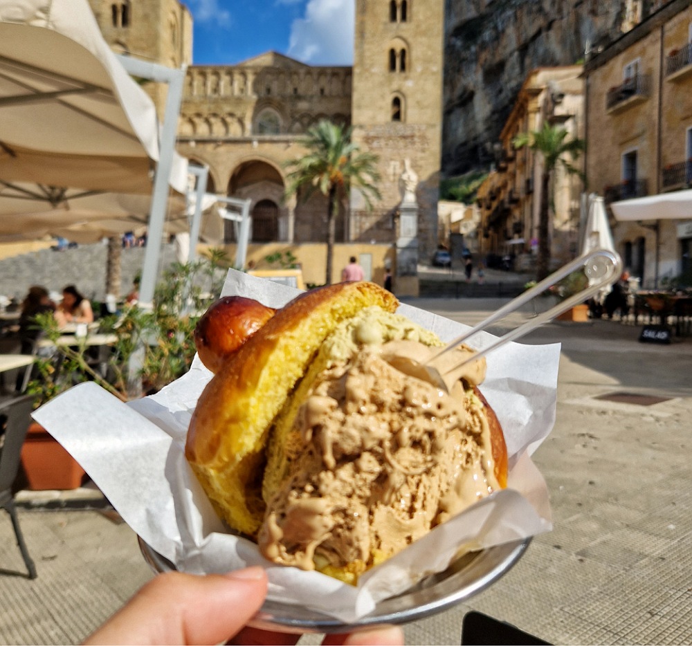 Brioche con gelato a Cefalù nel centro storico