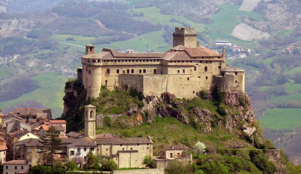 Il Castello di Bardi con il suo borgo vicino a Parma