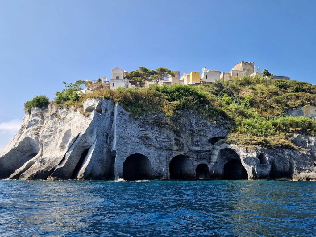 Grotte Pilato a Ponza: giro in barca