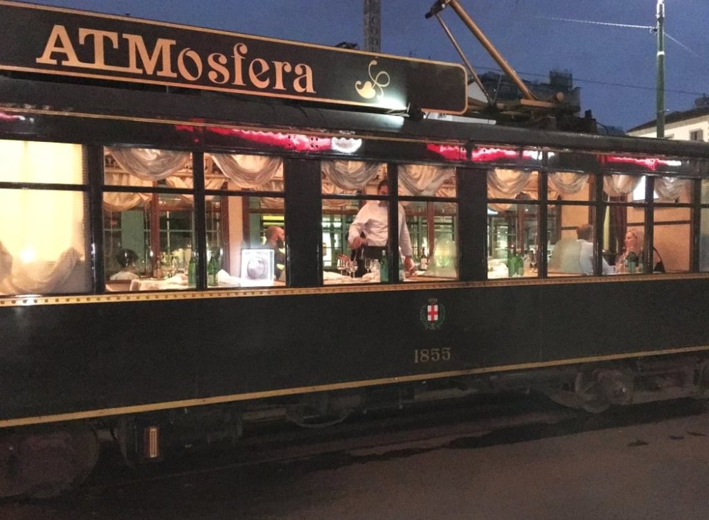 Atmosfera cena su tram a Milano: cosa fare la sera