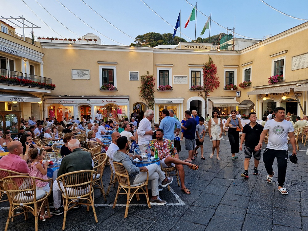 Centro città di Capri: Piazzetta all'aperitivo