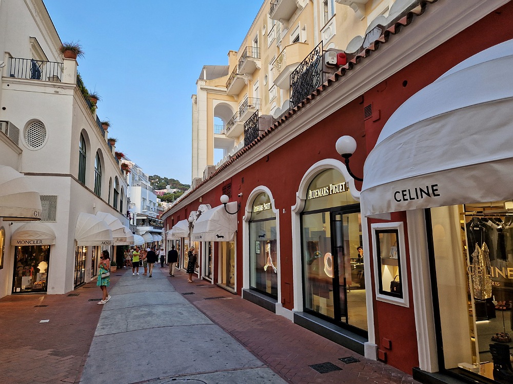 Centro città di Capri: shopping in via Camerelle