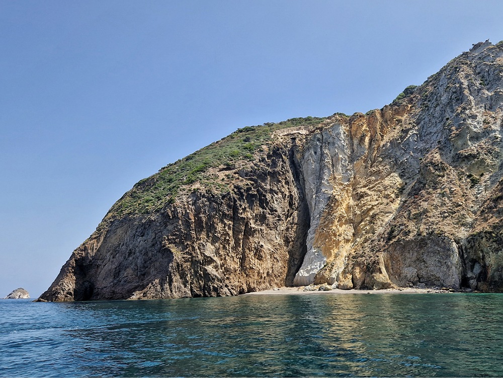 Dove fare il bagno a Palmarola: Spiaggia delle Grottelle