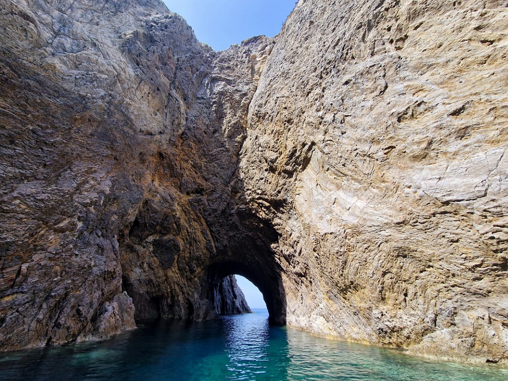 Grotta di Mezzogiorno: cosa vedere a Palmarola in barca