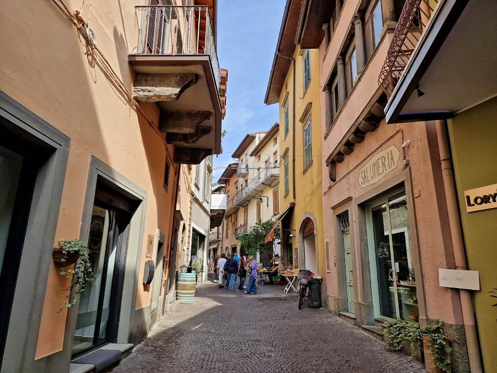 Via Lantieri: il centro storico di Sarnico
