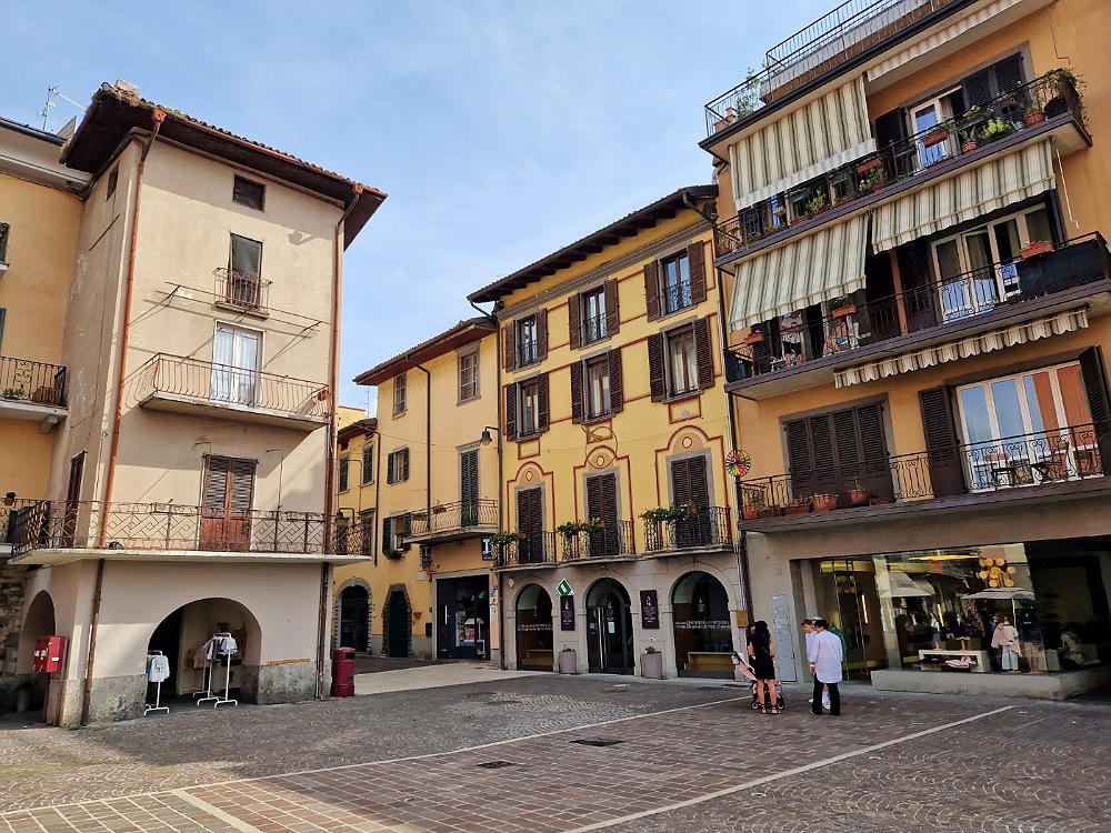 Piazza Umberto I nel centro storico di Sarnico