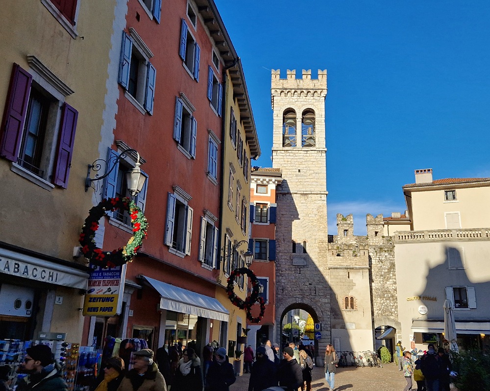 Visitare Riva del Garda: Piazza Cavour e la Porta di San Michele